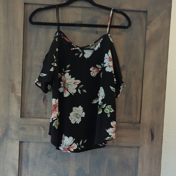 Black Asymmetrical Ruffled Sleeveless Blouse - Picture 2 of 3